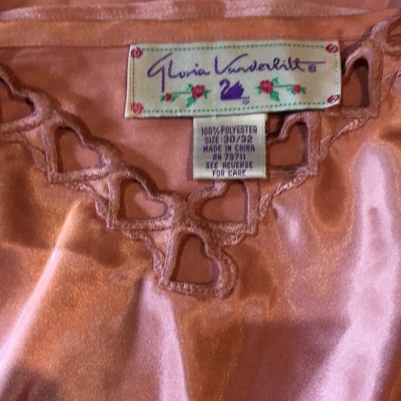 Gloria Vanderbilt negligee sz 30/33 pink with hearts at neck/spaghetti  straps - Picture 11 of 12